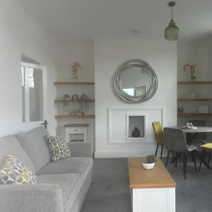 Dot's Place Apartment